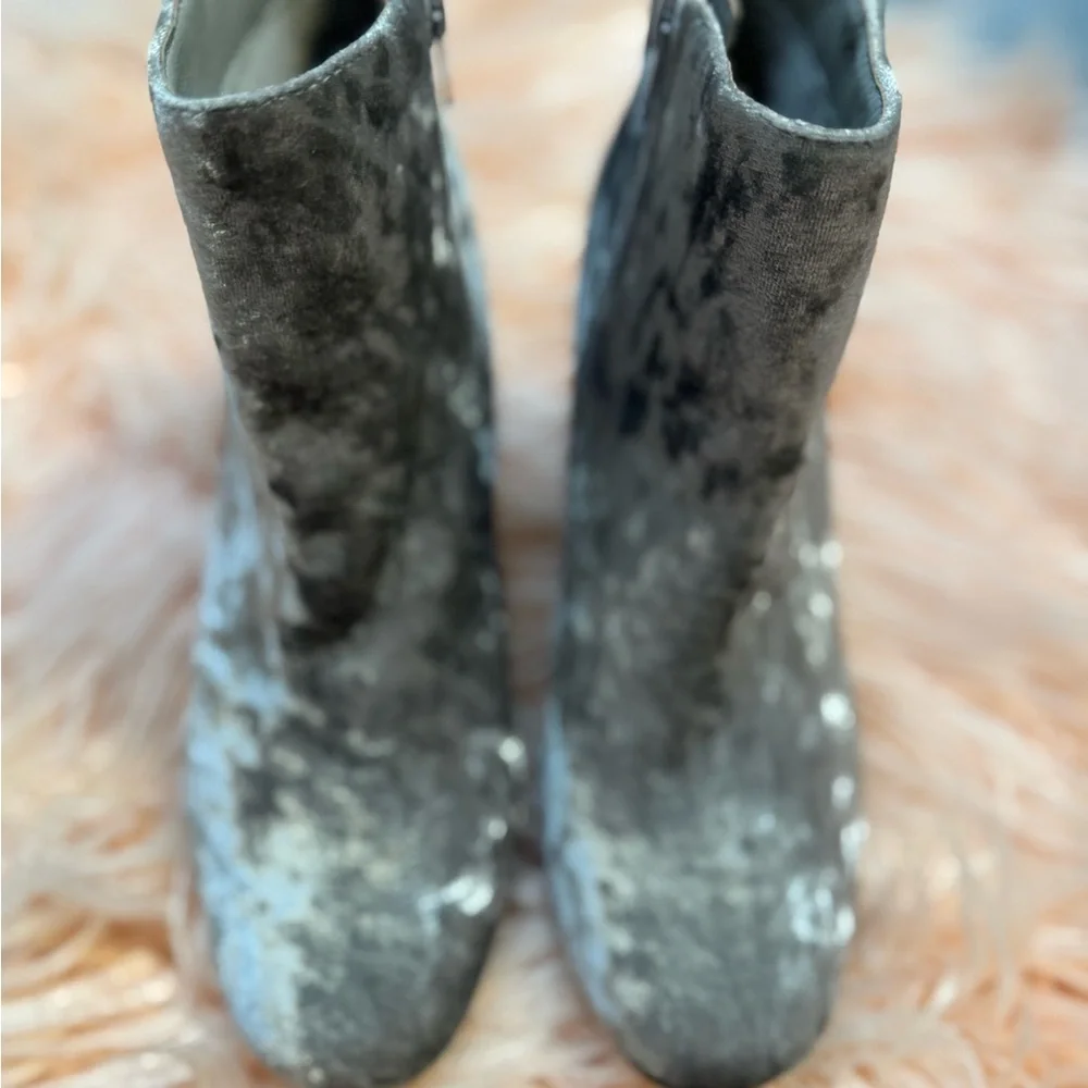 Diba Brodie Gray Velvet Ankle Booties Size 8.5